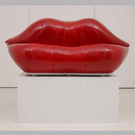 Bertrand Lavier, La Bocca, 2006, 75 cm x 88 cm x 183 cm, canapé di porcellana, decorato a piccolo fuoco