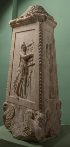 Base di candelabro. Prima età augustea. Marmo lunense. Roma, via della Conciliazione (1948). Roma, Musei Capitolini, Centrale Montemartini (inv. S 2771)