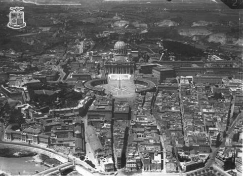 Panoramica della Spina dei Borghi, della piazza e della basilica di San Pietro,1930. Da negativo su lastra in vetro. Roma, Aeronautica Militare, Fototeca storica (inv. 560-30392)