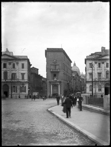 Umberto Sciamanna (1891-1963). Piazza Pia, Palazzo Sauve e i Palazzi progettati dall’arch. Luigi Poletti. 1930. Da negativo su lastra in vetro. Roma, Museo di Roma (inv. XC 6190)