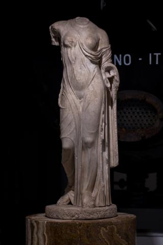 Statuetta di Afrodite tipo Louvre-Napoli, prima metà del I sec. d.C. - marmo pentelico, h cm 118 - Roma, Musei Capitolini, Centrale Montemartini, inv. S 1078