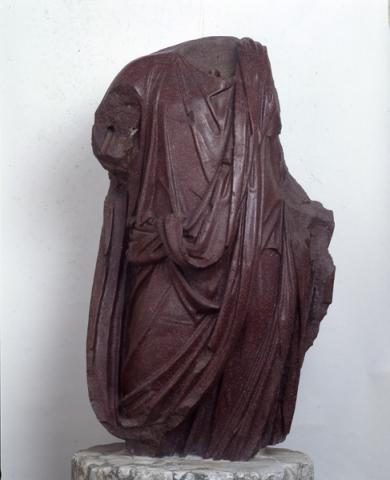Statua panneggiata acefala in porfido